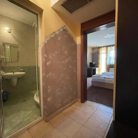 Victoria Hotel 2*